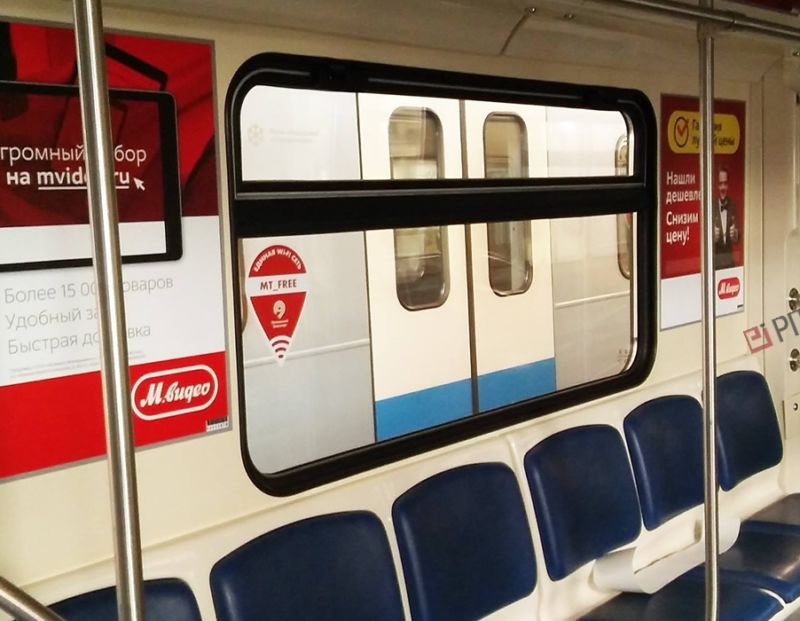 Реклама на стикерах в вагонах метро