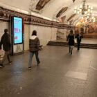 Кристалайт на станции метро 